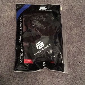 Weightlifting grip gloves never used